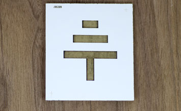 Metalna pločica s natpisom