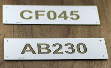 Metalna pločica s natpisom